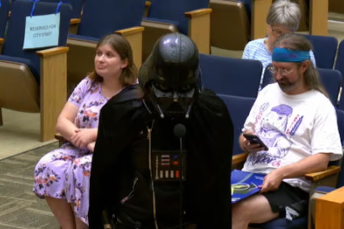 Darth Vader Impersonator Protests Flock Surveillance Cameras at San Diego Council Meeting
