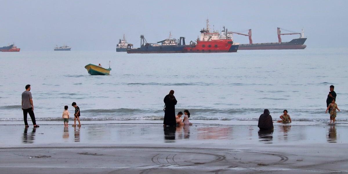 Iran-Oman Agreement on Strait of Hormuz Nears Completion, Trump Talks Uncertain Iran-Oman Agreement on Strait of Hormuz Nears Completion, Trump Talks Uncertain