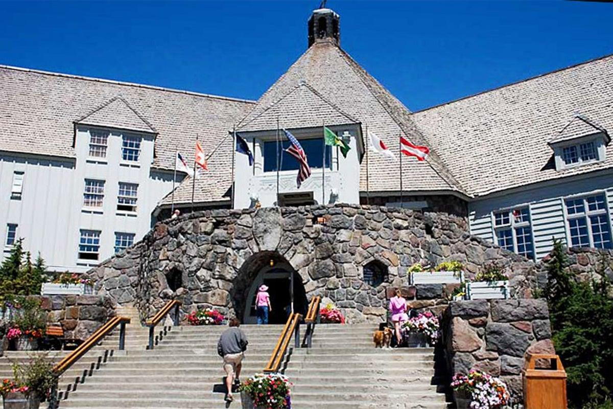 Oregon Wildfire Threatens Iconic Hotel from ‘The Shining’ Oregon Wildfire Threatens Iconic Hotel from ‘The Shining’