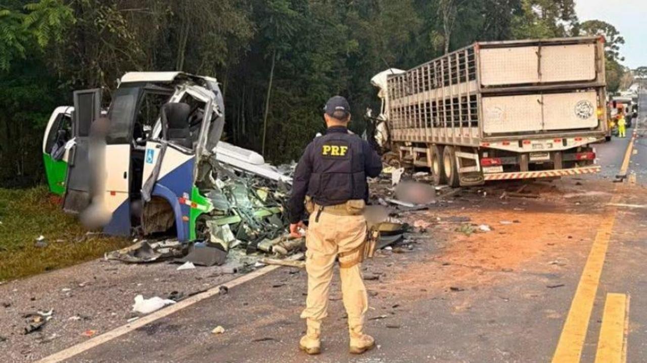 Over 20 Killed in Brazil Bus and Lorry Head-on Collision Over 20 Killed in Brazil Bus and Lorry Head-on Collision