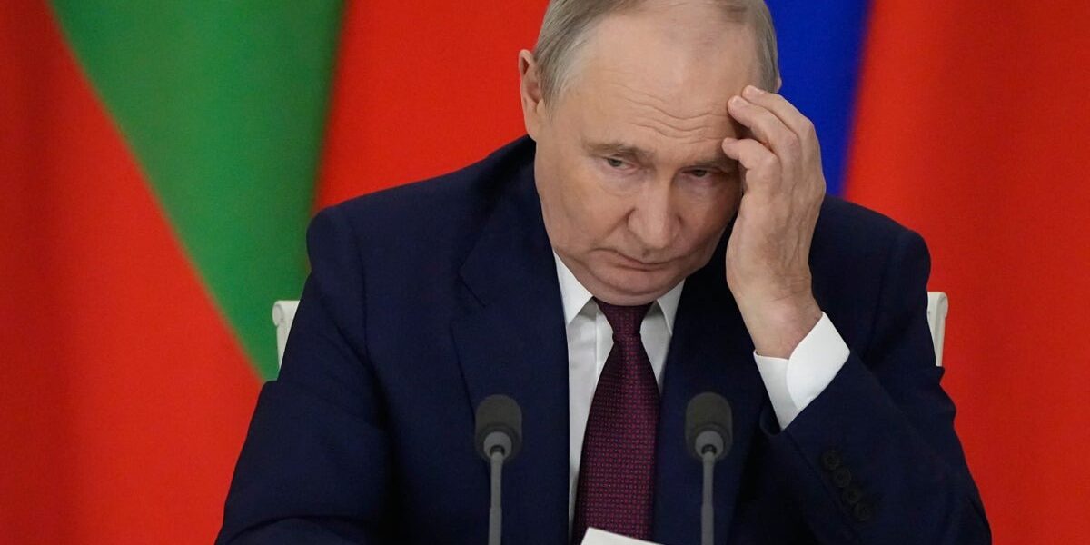 Russia Faces Liquidity Crisis as Citizens Withdraw Billions Amid Putin Fears