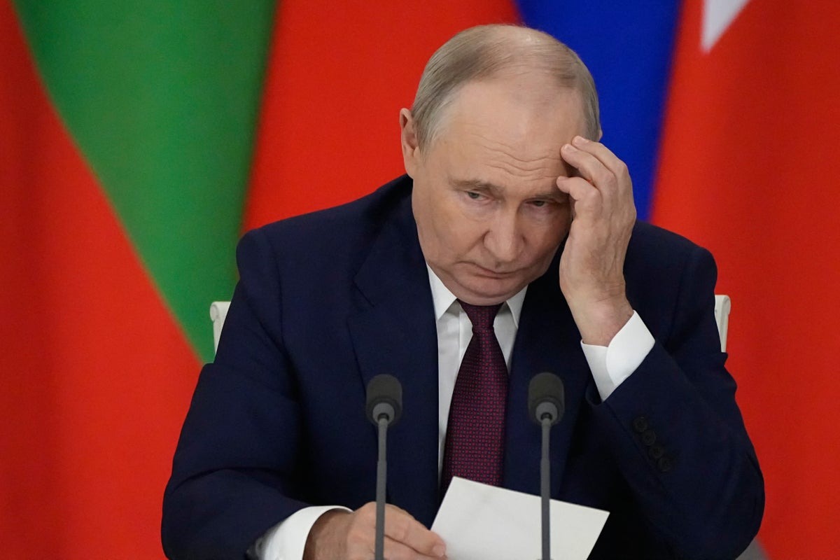 Russia Faces Liquidity Crisis as Citizens Withdraw Billions Amid Putin Fears Russia Faces Liquidity Crisis as Citizens Withdraw Billions Amid Putin Fears