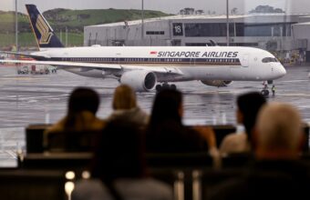 Singapore Airlines Crew Lauded for Life-Saving Efforts on Passenger Singapore Airlines Crew Lauded for Life-Saving Efforts on Passenger