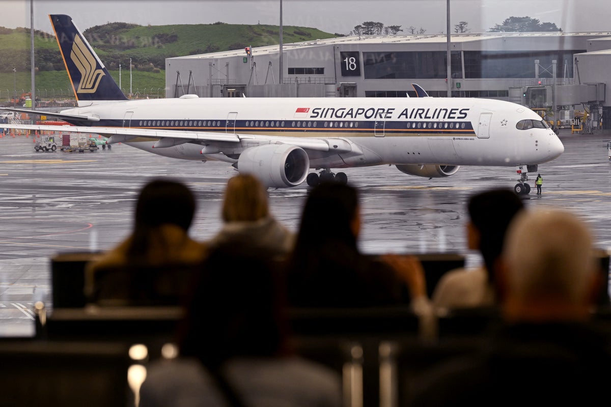 Singapore Airlines Crew Lauded for Life-Saving Efforts on Passenger Singapore Airlines Crew Lauded for Life-Saving Efforts on Passenger