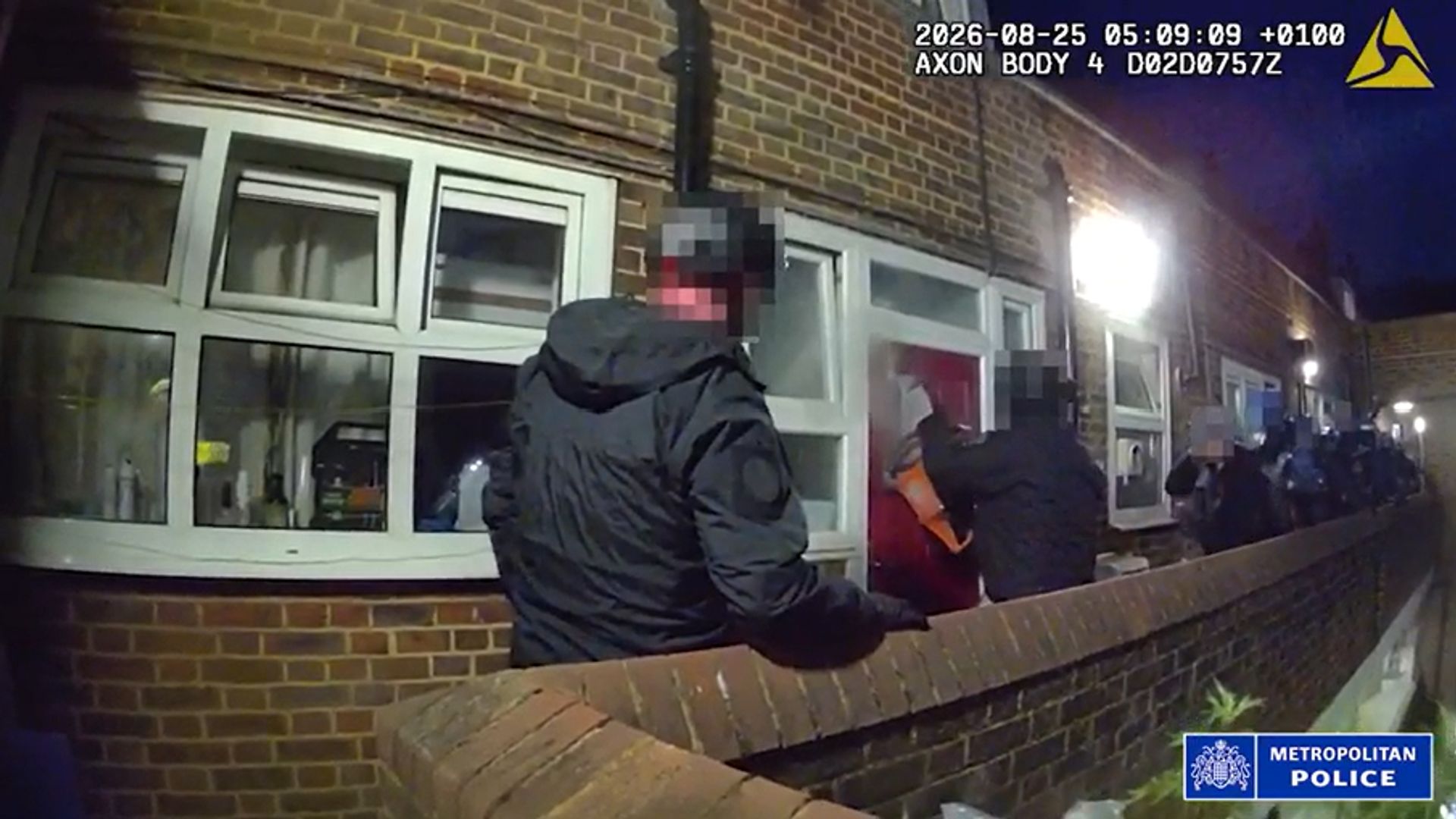 Dramatic Police Raid: Circular Saw Used to Bust Down Door of Suspected Knife Smuggler’s London Flat Dramatic Police Raid: Circular Saw Used to Bust Down Door of Suspected Knife Smuggler’s London Flat