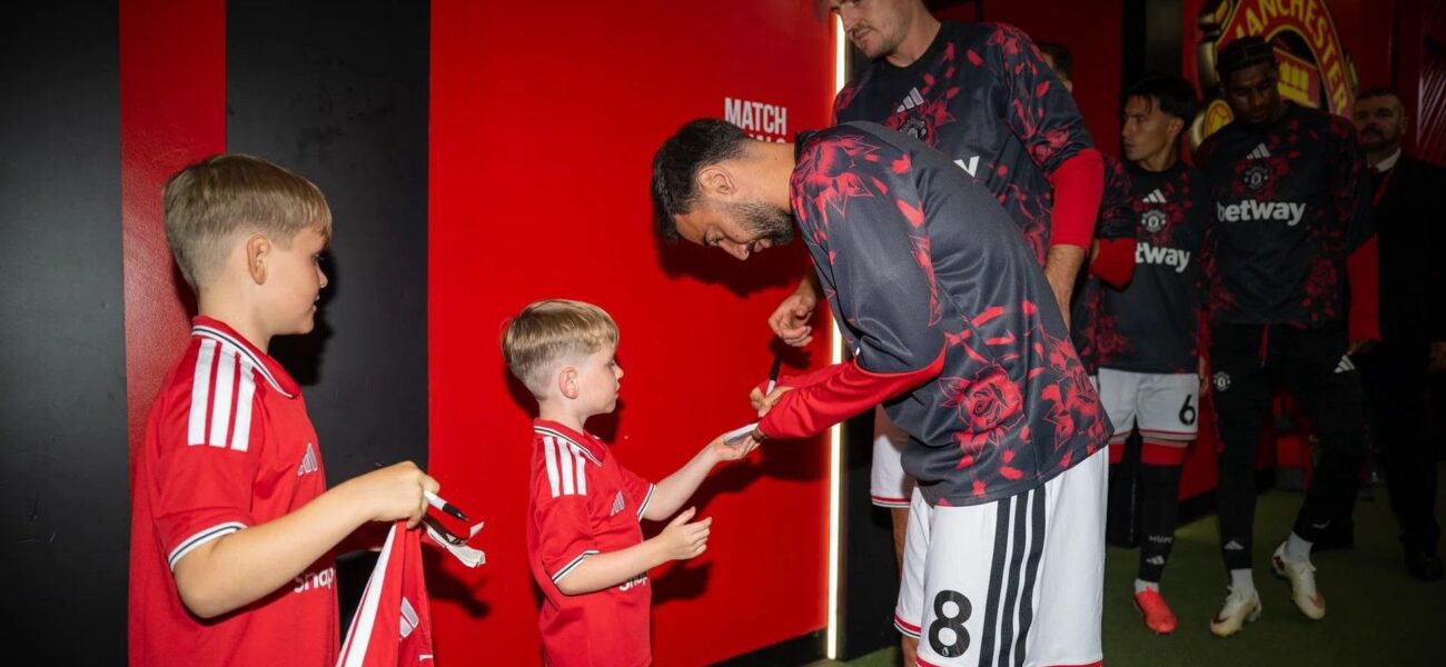 Heartwarming Tribute: Sons of Fallen Police Officer Lead Manchester United as Mascots