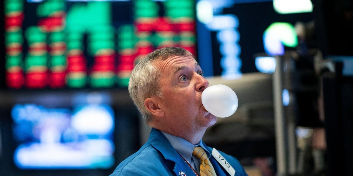 Wall Street Analysts Warn of Potential Deflation in AI Stock Market Bubble