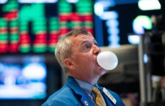 Wall Street Analysts Warn of Potential Deflation in AI Stock Market Bubble