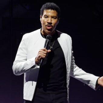 Lionel Richie Undergoes Heart Procedure, Takes Break from Performing Lionel Richie Undergoes Heart Procedure, Takes Break from Performing