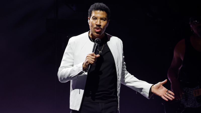Lionel Richie Undergoes Heart Procedure, Takes Break from Performing Lionel Richie Undergoes Heart Procedure, Takes Break from Performing