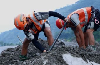 Families in China Await News on Loved Ones Missing After Nepal Landslide Families in China Await News on Loved Ones Missing After Nepal Landslide