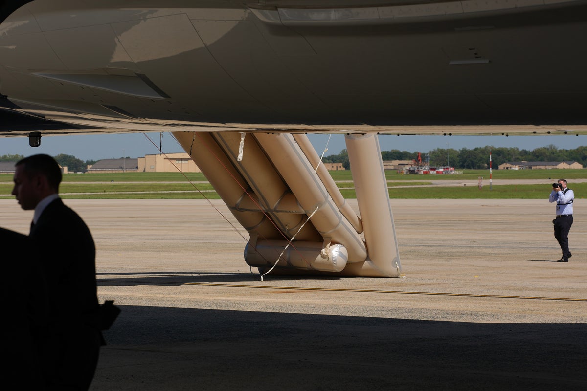 Emergency Slide Deployed from Air Force One as Trump Awaits Dallas Convention Flight