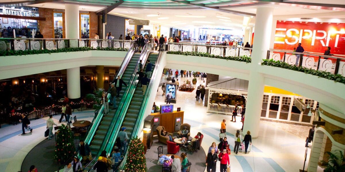 US Holiday Spending Set to Surpass  Trillion for First Time