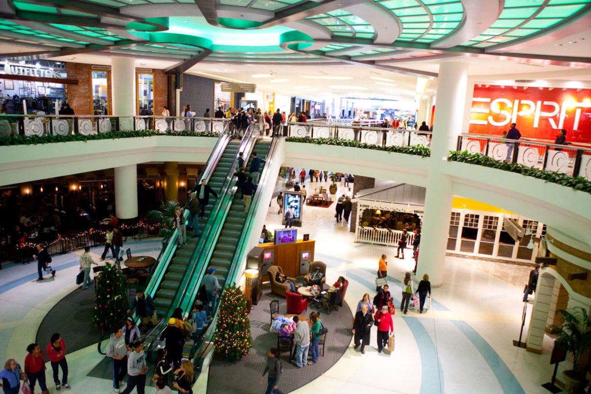 US Holiday Spending Set to Surpass Trillion for First Time US Holiday Spending Set to Surpass Trillion for First Time