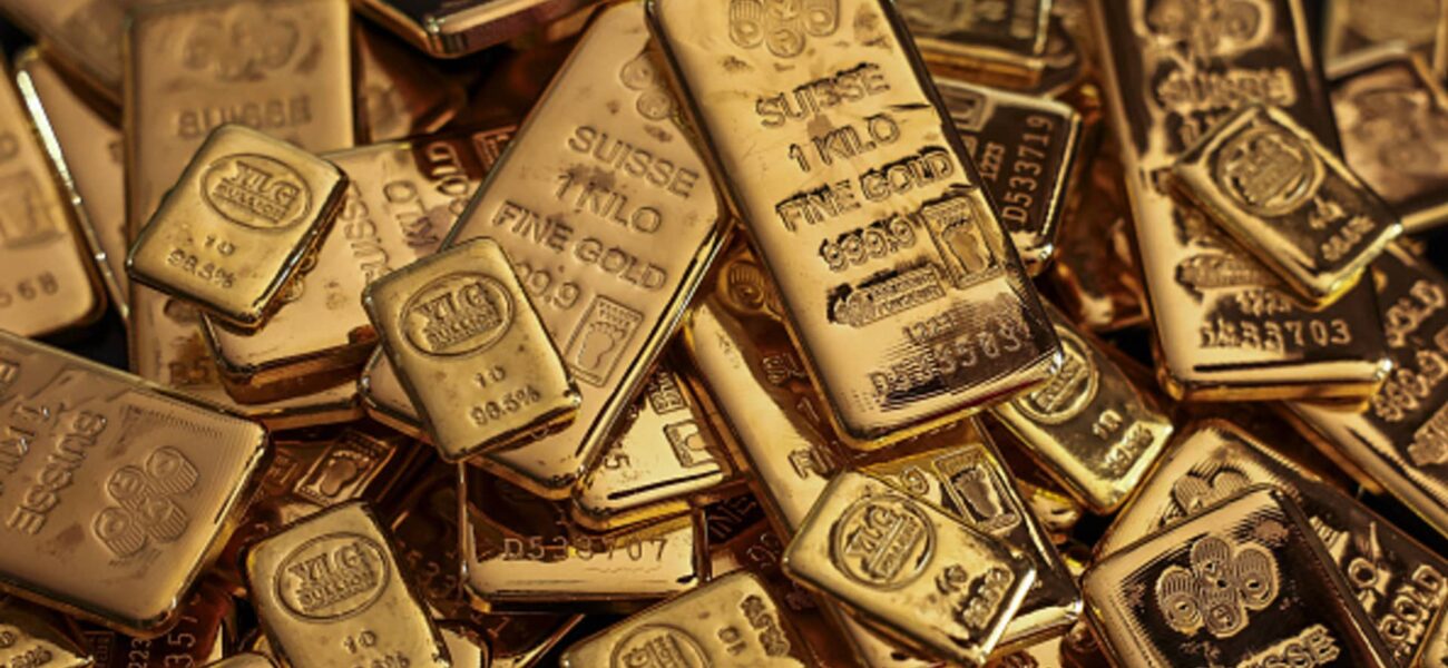 Gold Surges Over 1% as Dollar Weakens and Inflation Data Looms