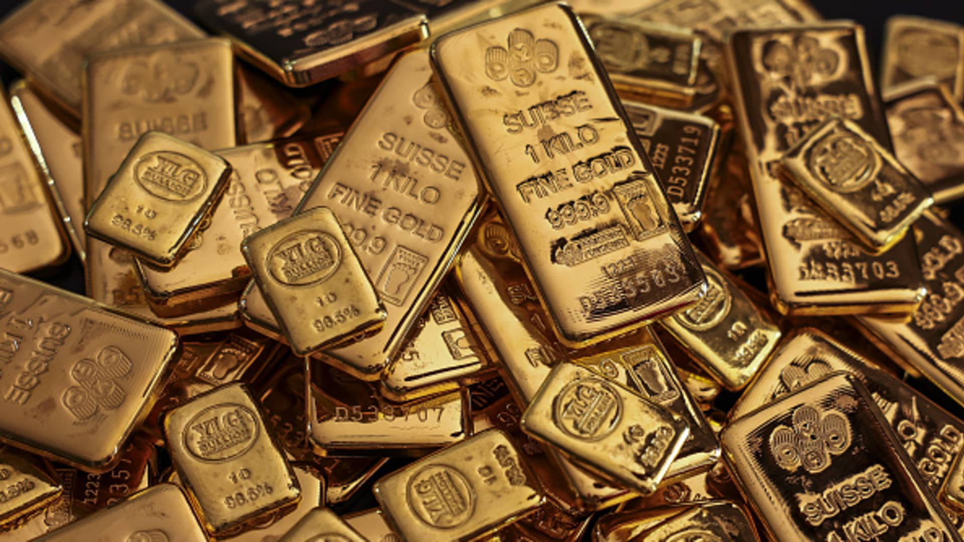 Gold Surges Over 1% as Dollar Weakens and Inflation Data Looms