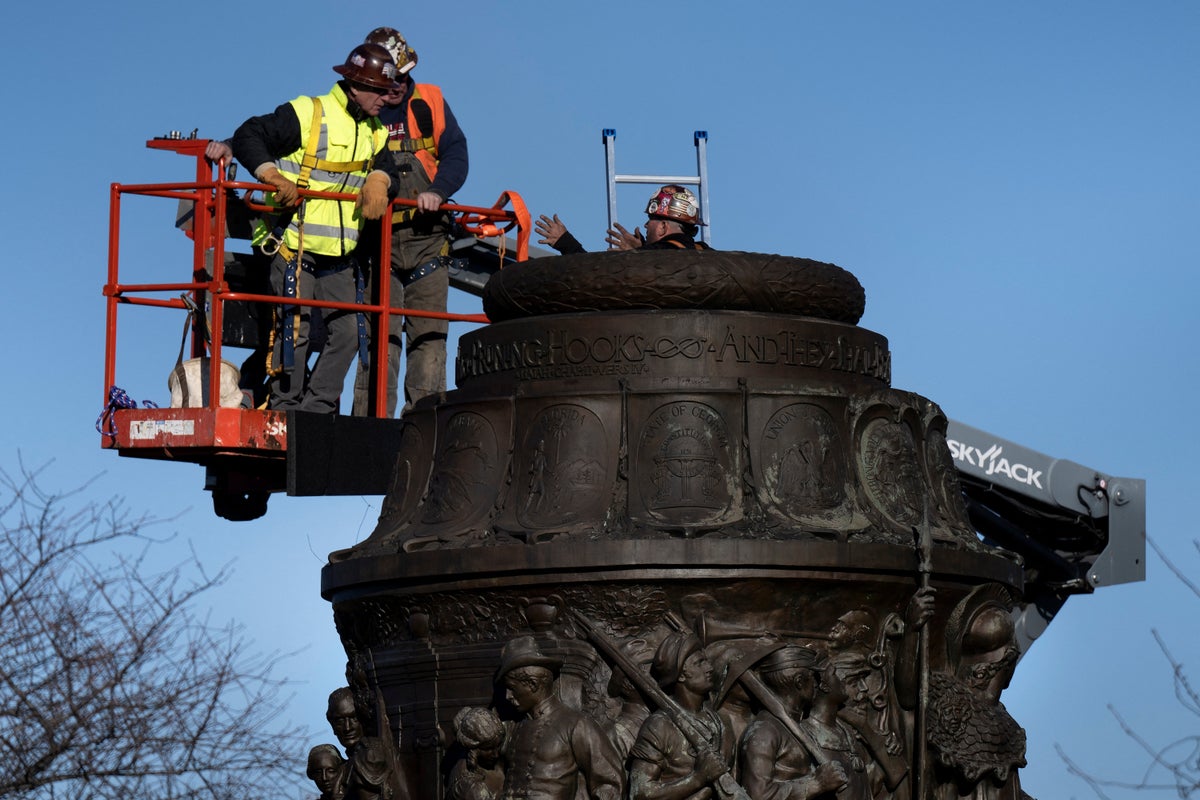 Trump Administration Removes Controversial Plaque from Arlington Cemetery Trump Administration Removes Controversial Plaque from Arlington Cemetery