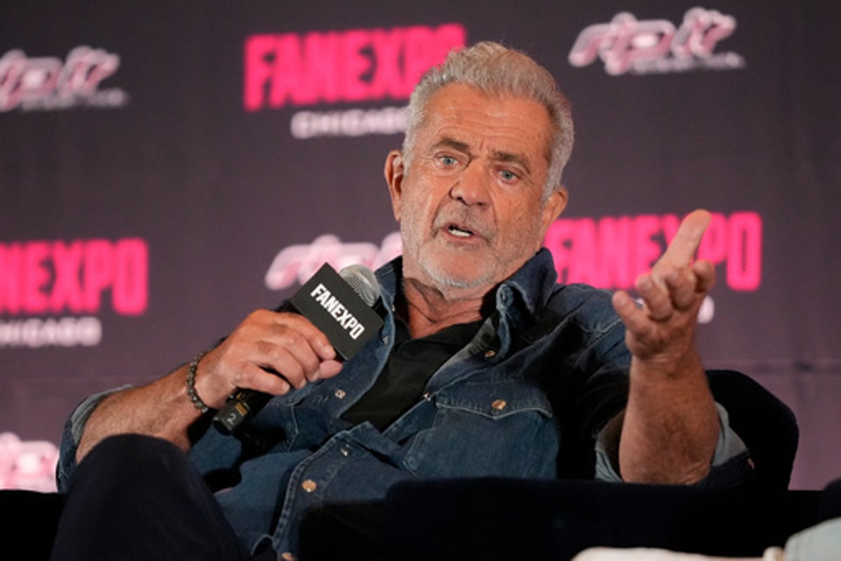 Mel Gibson Issues Apology for Mocking ASL Interpreter at Canadian Event Mel Gibson Issues Apology for Mocking ASL Interpreter at Canadian Event
