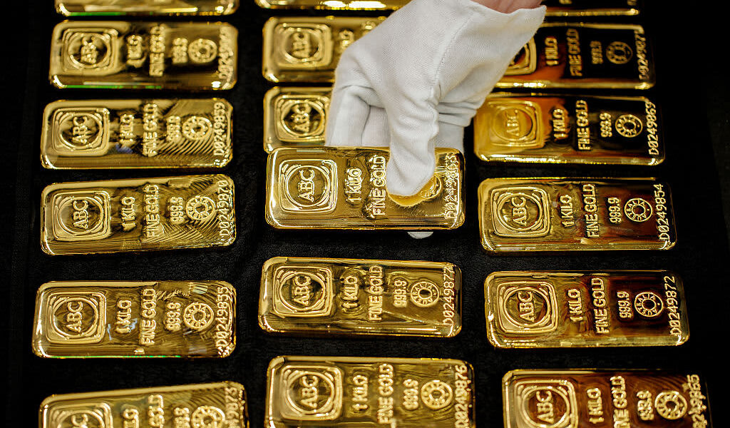 Gold Plummets to Over 3-Week Low Amid Middle East Tensions and Rate-Hike Fears