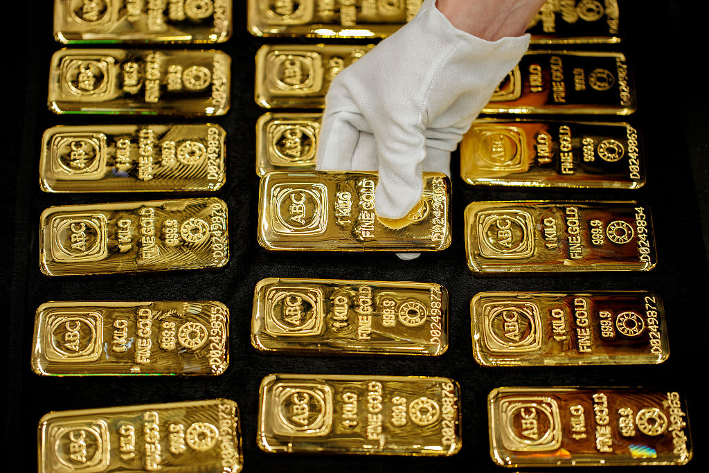 Gold Plummets to Over 3-Week Low Amid Middle East Tensions and Rate-Hike Fears