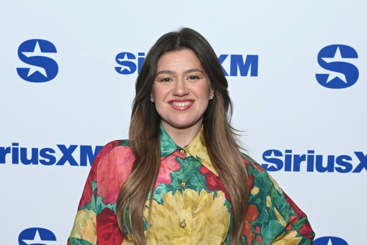 Kelly Clarkson Emotionally Concludes Her Talk Show to Prioritize Family Kelly Clarkson Emotionally Concludes Her Talk Show to Prioritize Family