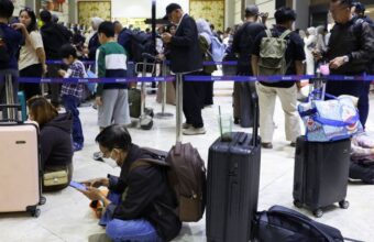 Mount Anak Krakatau Eruption Halts Jakarta Flights and Closes Schools Mount Anak Krakatau Eruption Halts Jakarta Flights and Closes Schools