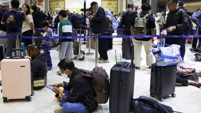 Mount Anak Krakatau Eruption Halts Jakarta Flights and Closes Schools Mount Anak Krakatau Eruption Halts Jakarta Flights and Closes Schools