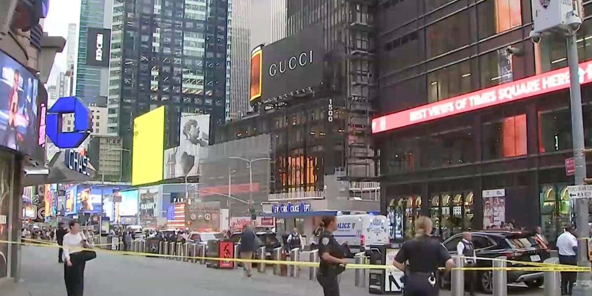 Police Fatally Shoot Woman in Times Square Following Deadly Stabbing Incident Police Fatally Shoot Woman in Times Square Following Deadly Stabbing Incident
