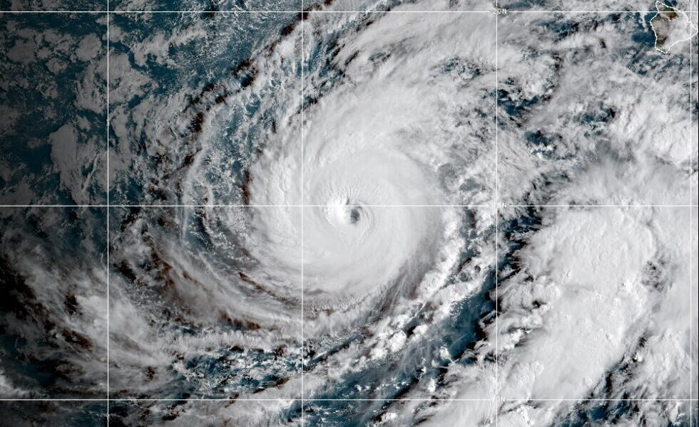 Hawaii Braces for Heavy Rain and Flooding as Hurricane Lowell Approaches Hawaii Braces for Heavy Rain and Flooding as Hurricane Lowell Approaches