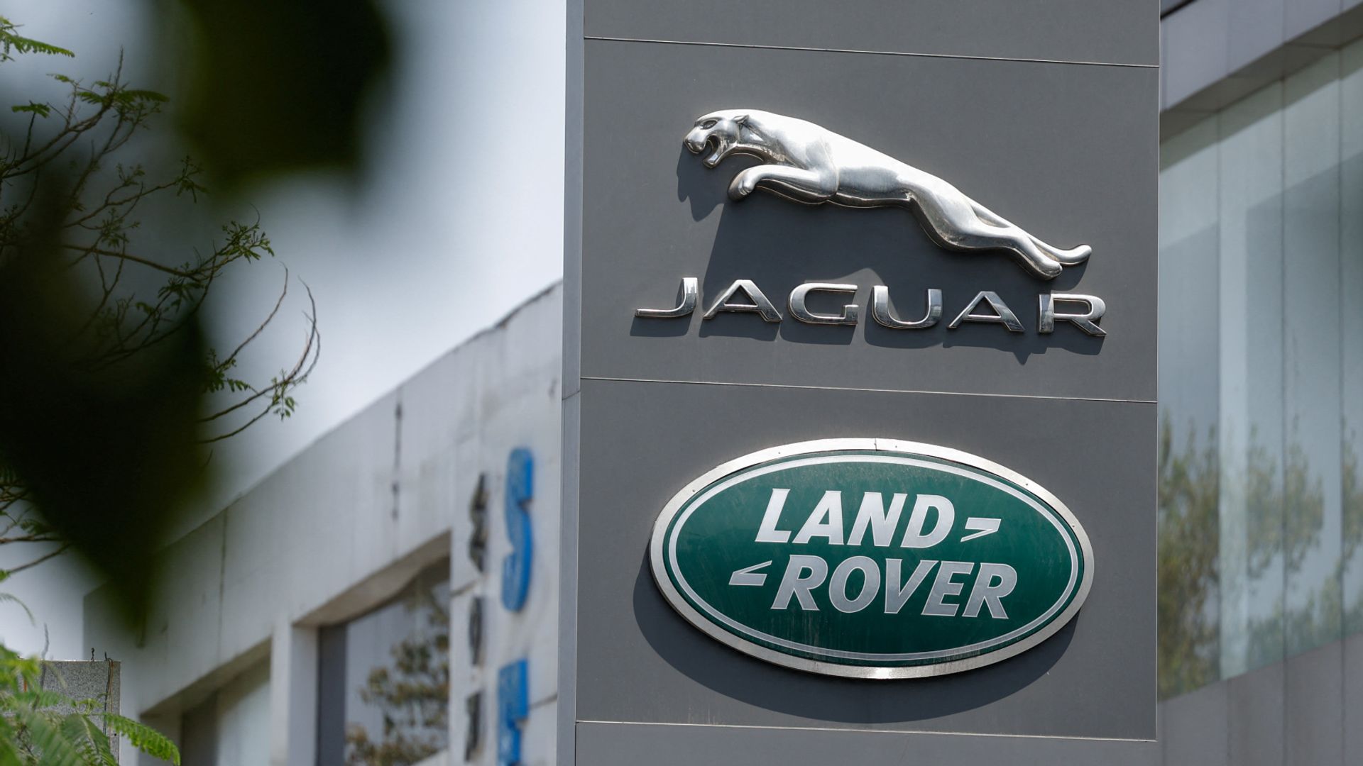 Jaguar Land Rover Announces 4,000 Job Cuts Amid Industry Challenges Jaguar Land Rover Announces 4,000 Job Cuts Amid Industry Challenges