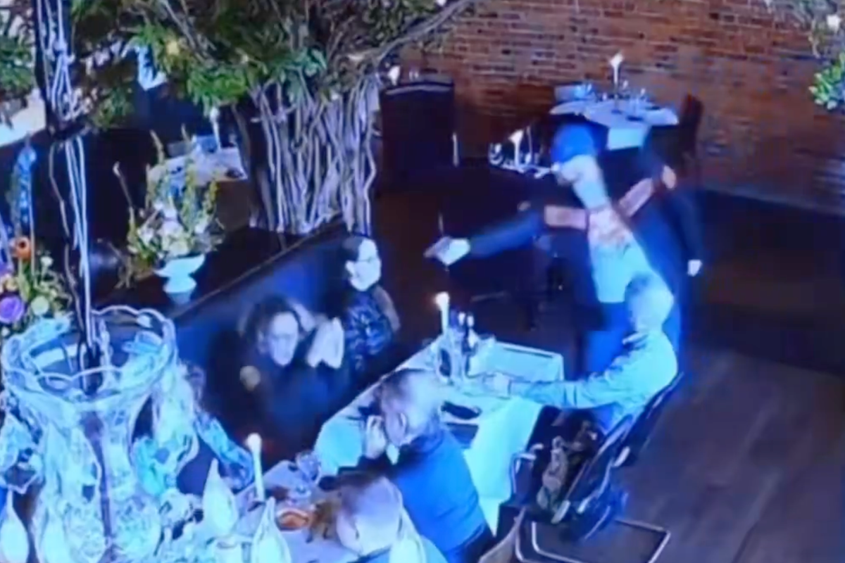 Man Attempts to Shoot Ex-Wife in Ohio Restaurant, Stopped by Gun Safety and Brave Waiter Man Attempts to Shoot Ex-Wife in Ohio Restaurant, Stopped by Gun Safety and Brave Waiter