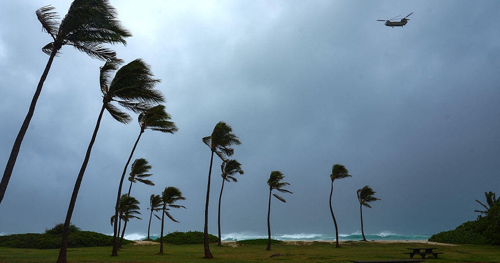 Hurricane Lowell Batters Hawaii, Leaving Thousands Without Power Amid Flood Threat Hurricane Lowell Batters Hawaii, Leaving Thousands Without Power Amid Flood Threat