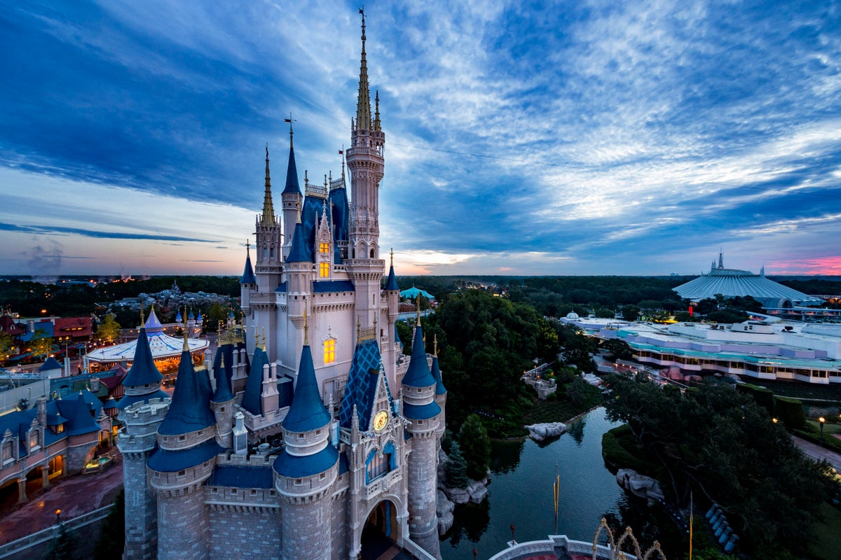 Disney Outpaces Theme Park Rivals With Strategic Discounting and Summer Promotions Disney Outpaces Theme Park Rivals With Strategic Discounting and Summer Promotions