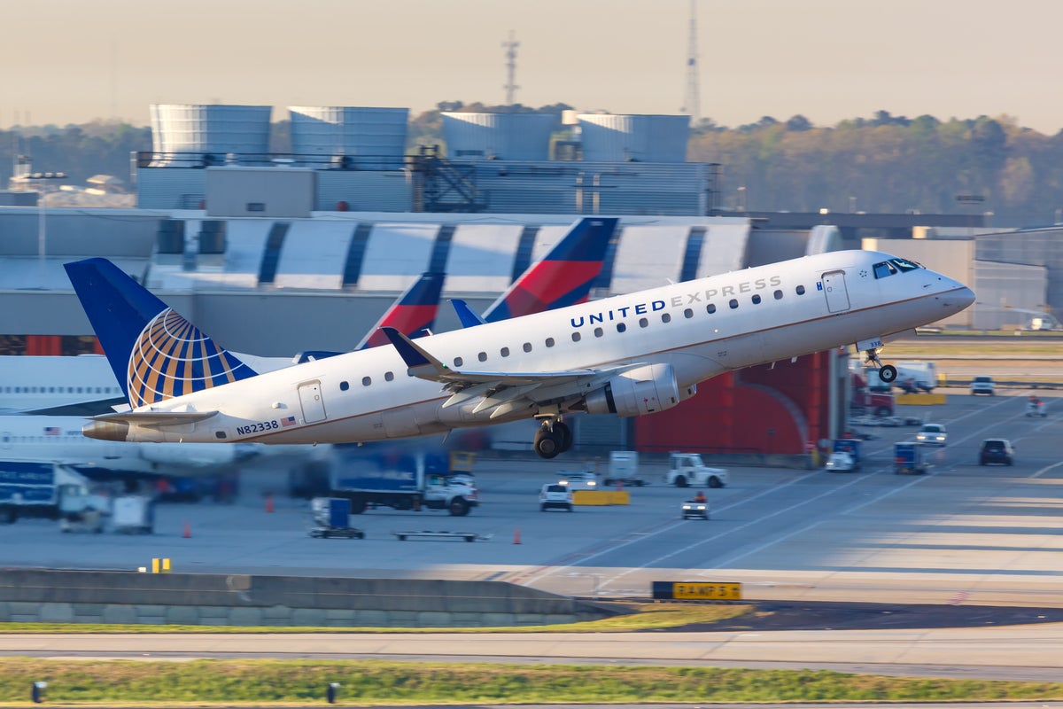 Mesa Airlines Flight Makes Emergency U-Turn in Houston After Cockpit Windshield Cracks Mesa Airlines Flight Makes Emergency U-Turn in Houston After Cockpit Windshield Cracks