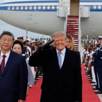 Trump Faces Mockery Over Resurfaced 2012 Tweet Criticizing Obama for Hosting Xi Jinping Trump Faces Mockery Over Resurfaced 2012 Tweet Criticizing Obama for Hosting Xi Jinping