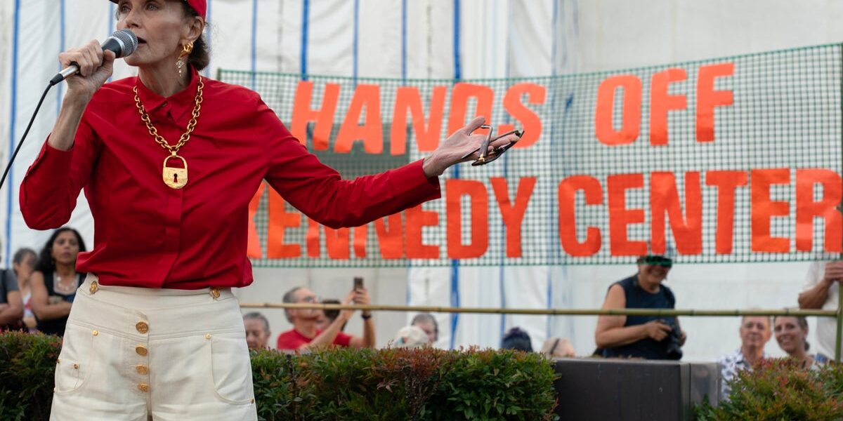 Lynda Carter Joins Protests Against Trump’s Plans to Demolish Kennedy Center Lynda Carter Joins Protests Against Trump’s Plans to Demolish Kennedy Center