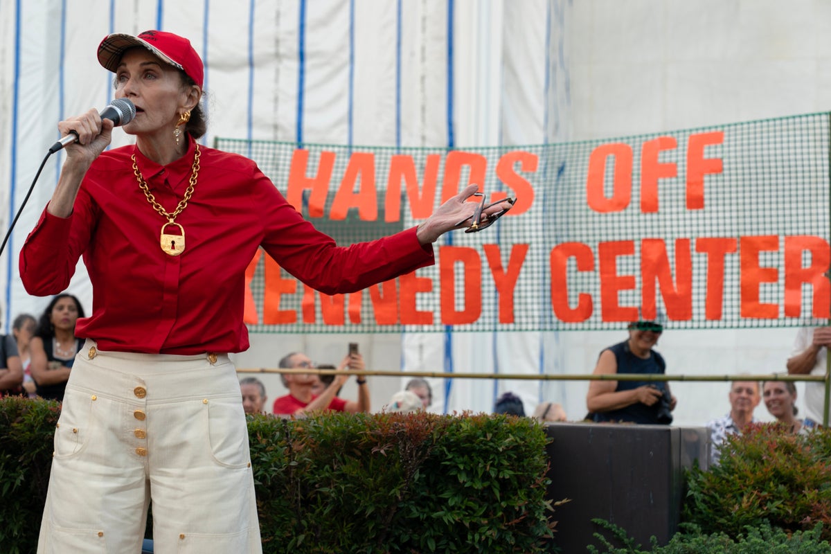 Lynda Carter Joins Protests Against Trump’s Plans to Demolish Kennedy Center