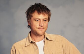 Johnny Flynn Calls for Private Schools to Be ‘Burnt to the Ground’ After Traumatic Boarding School Experience