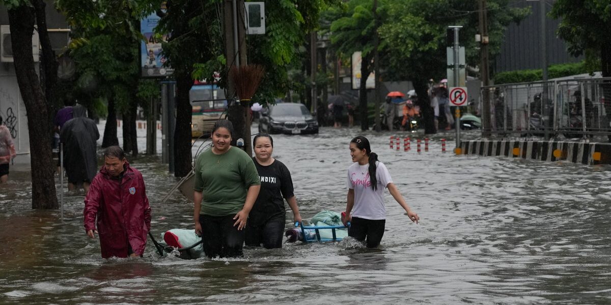 Bangkok Underwater: All 50 Districts in Flood Emergency as Rain Continues Bangkok Underwater: All 50 Districts in Flood Emergency as Rain Continues