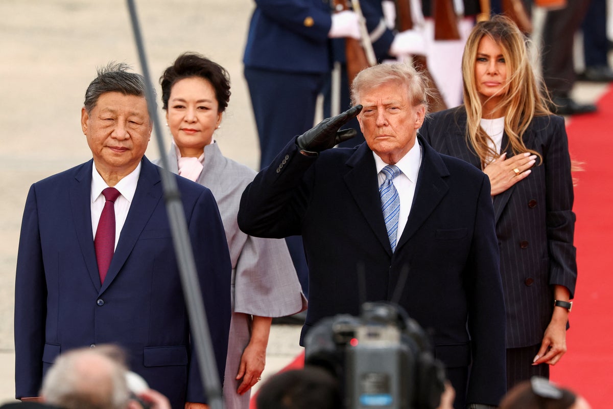 Trump Draws Criticism for Winter Gear at Xi Jinping’s Airport Welcome Trump Draws Criticism for Winter Gear at Xi Jinping’s Airport Welcome