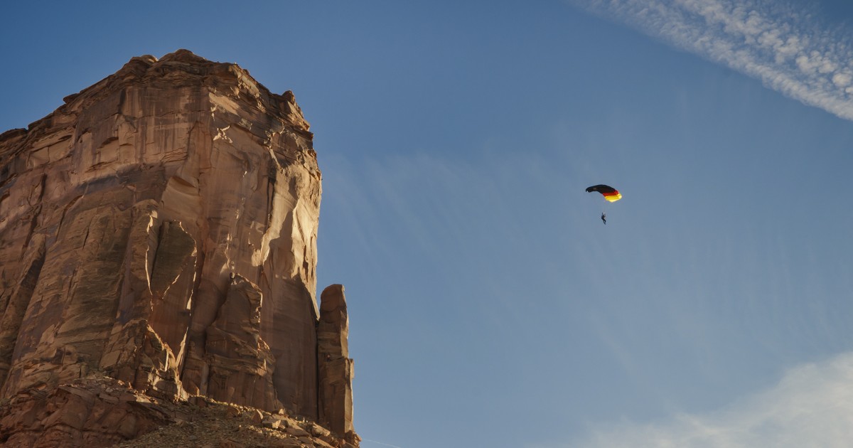 Wingsuit BASE Jumper Dies After 700-Foot Fall in Utah Wingsuit BASE Jumper Dies After 700-Foot Fall in Utah