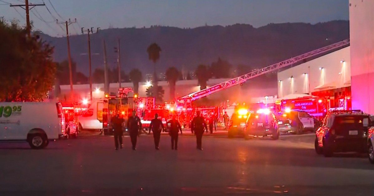 Helicopter Crashes in Los Angeles, Killing One on Ground Helicopter Crashes in Los Angeles, Killing One on Ground