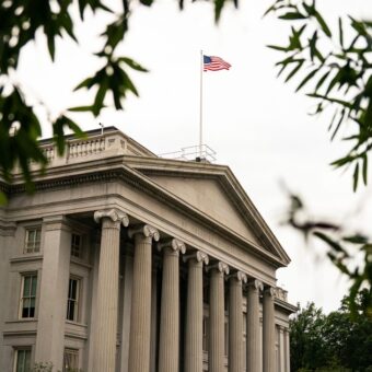 Treasury Yields Hit 19-Year High as Oil Prices Climb Past 0