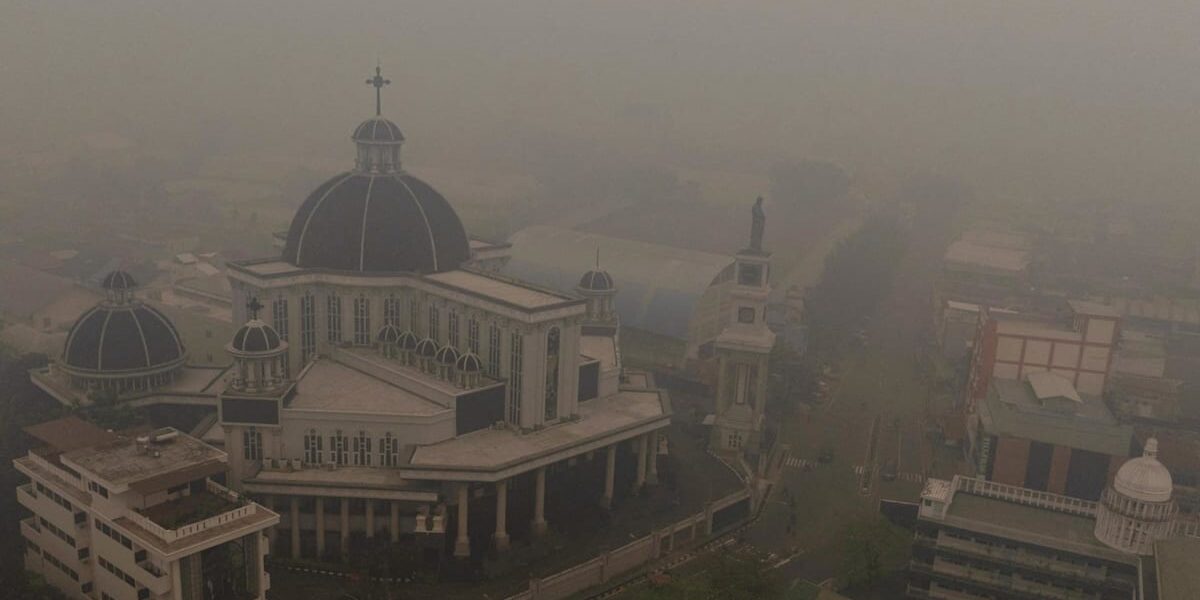 Rain Offers Relief from Toxic Haze in Indonesia’s Pontianak Rain Offers Relief from Toxic Haze in Indonesia’s Pontianak