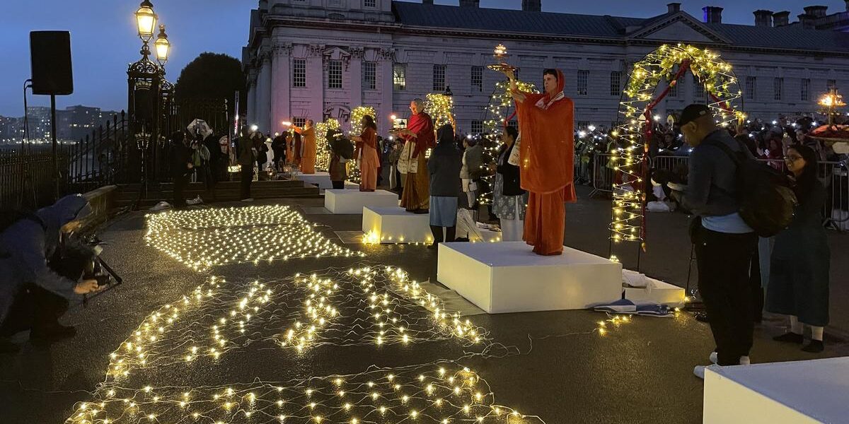 First Ganga Aarti on River Thames Marks Cultural Milestone in UK First Ganga Aarti on River Thames Marks Cultural Milestone in UK