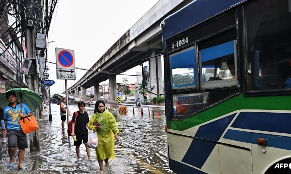 Bangkok Floods Displace Thousands, Trigger Shelter Evacuations Bangkok Floods Displace Thousands, Trigger Shelter Evacuations