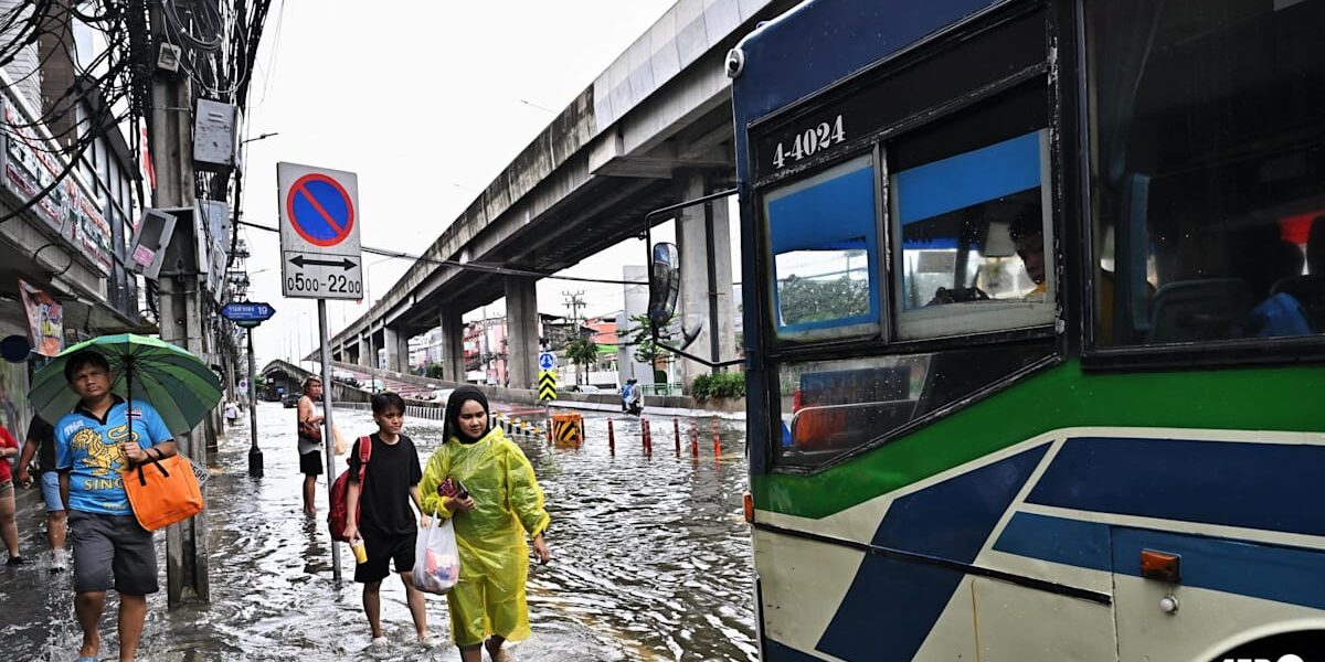 Bangkok Floods Displace Thousands, Trigger Shelter Evacuations Bangkok Floods Displace Thousands, Trigger Shelter Evacuations