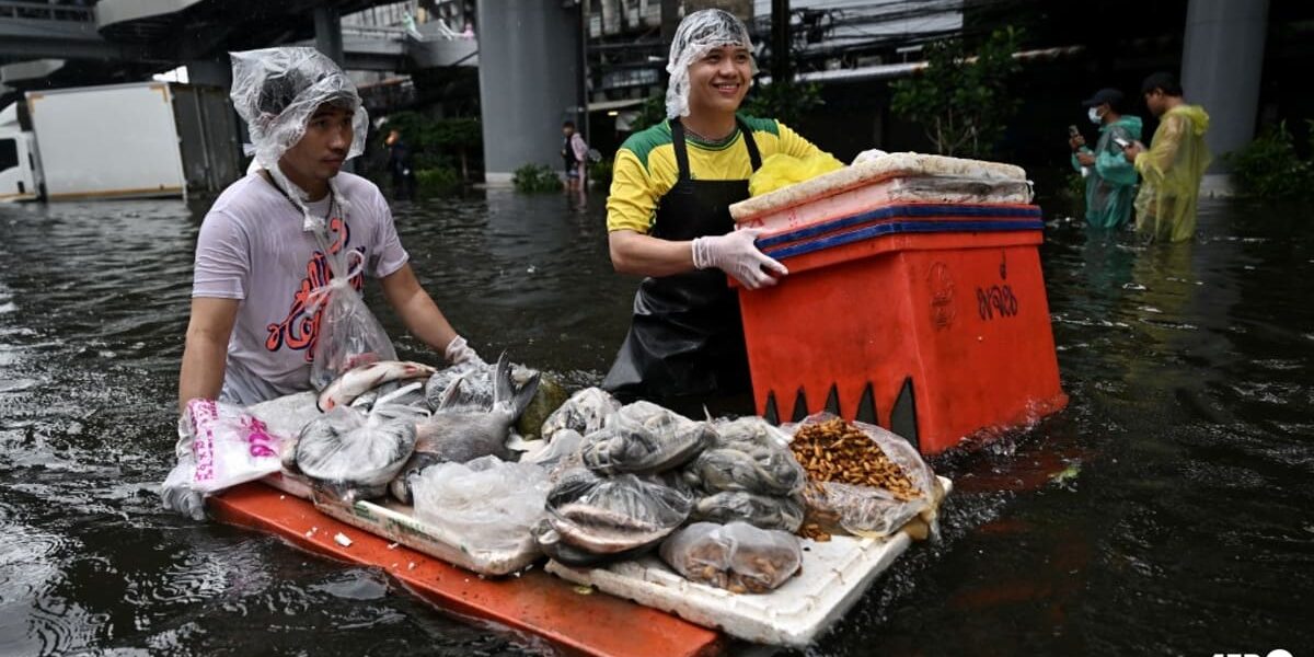 Bangkok Markets Reopen as Shoppers Navigate Floodwaters in Kayaks Bangkok Markets Reopen as Shoppers Navigate Floodwaters in Kayaks