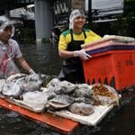 Bangkok Markets Reopen as Shoppers Navigate Floodwaters in Kayaks Bangkok Markets Reopen as Shoppers Navigate Floodwaters in Kayaks