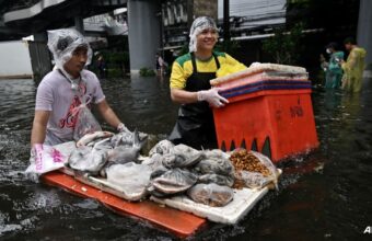 Bangkok Markets Reopen as Shoppers Navigate Floodwaters in Kayaks